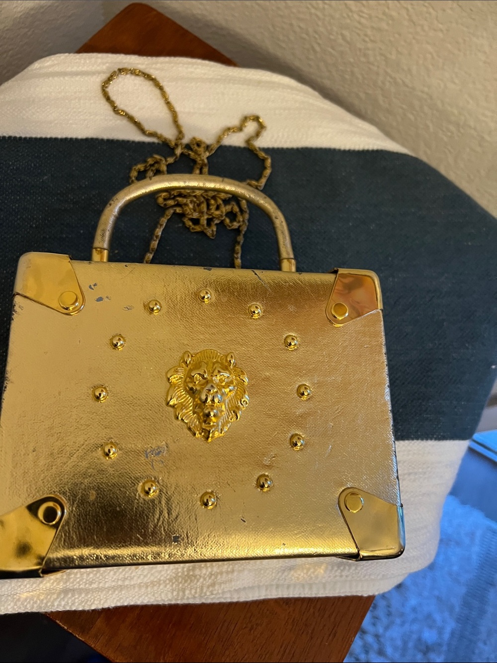 Vintage Gold Metallic Box Handbag with Chain Strap - Picture 9 of 10